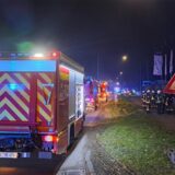 Feuerwehrfahrzeuge mit Blaulicht stehen am Bahnübergang in Herten.