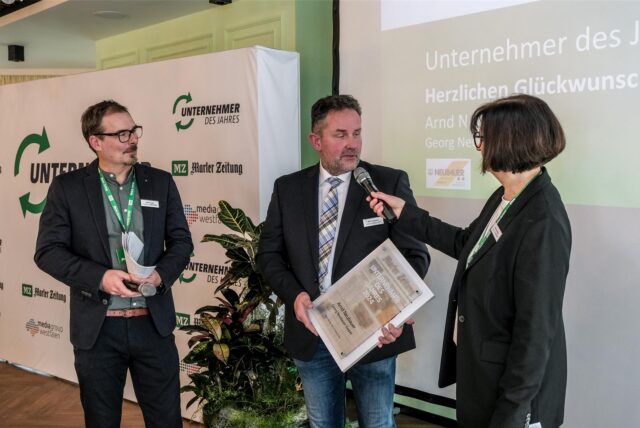 Dachdeckermeister Arnd Neubauer erhielt den ersten Unternehmerpreis der Marler Zeitung. Moderiert wurde die Veranstaltung von Redakteur René Preuß und MZ-Redaktionsleiterin Martina Möller.
