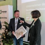 Dachdeckermeister Arnd Neubauer erhielt den ersten Unternehmerpreis der Marler Zeitung. Moderiert wurde die Veranstaltung von Redakteur René Preuß und MZ-Redaktionsleiterin Martina Möller.
