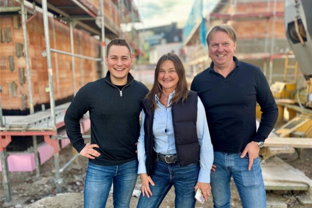 Leonard Sonntag, Anke Langkamp und Thomas Langkamp stehen am Tag des Richtfests auf der Baustelle.