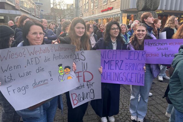 Vier Frauen stehen auf dem Lambertusplatz in Castrop-Rauxel und halten Plakate gegen Rechts nach oben.