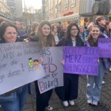 Vier Frauen stehen auf dem Lambertusplatz in Castrop-Rauxel und halten Plakate gegen Rechts nach oben.