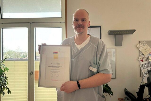 Dr. Lars Heining vom Sixtus-Hospital in Haltern hält eine Urkunde hoch