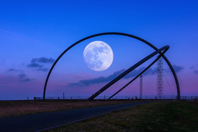 Das Horizont-Observatorium bei Nacht.