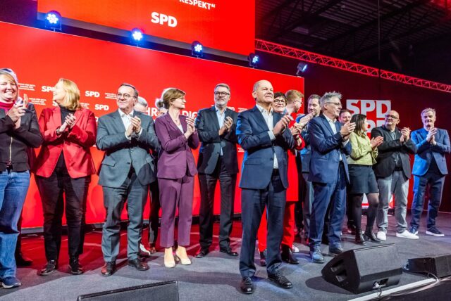 Die SPD-Spitze um Bundeskanzler Olaf Scholz und den Parteivorsitzenden Saskia Esken und Lars Klingbeil bei einer Walhkampf-Veranstaltung in der Dortmunder Westfalenhalle.