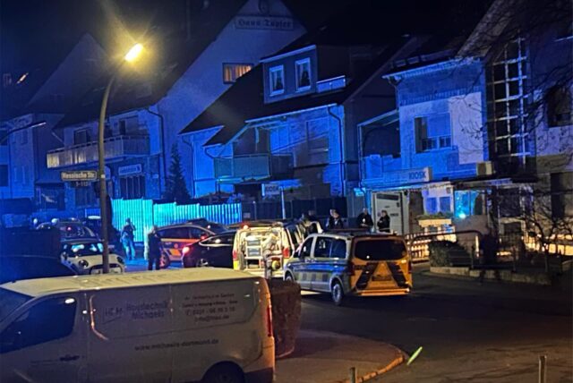 Eine Verfolgungsfahrt in Dortmund-Eving endete mit der Kollision des Fluchtfahrzeugs mit einem Streifenwagen.