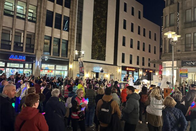 Menschen stehen auf dem Altstadtmarkt in Recklinghausen.