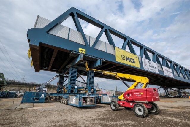 Östlicher Teil der Emschertalbrücke in Recklinghausen wird an seine Position geschoben.