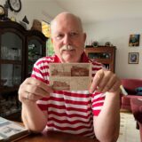 Rüdiger Sanders aus Recklinghausen hält eine historische Postkarte in den Händen.