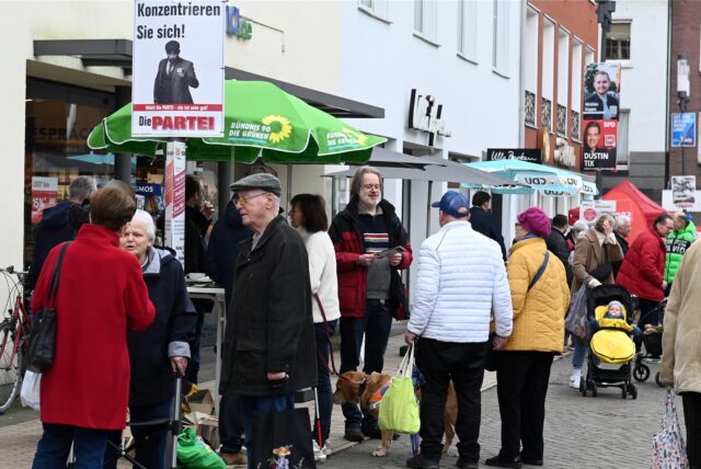 Zahlreiche Menschen auf dem Dorstener Marktplatz. Im Vordergrund der Wahlkampfstand der Grünen. Im Hintergrund der Stand der CDU.
