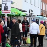 Zahlreiche Menschen auf dem Dorstener Marktplatz. Im Vordergrund der Wahlkampfstand der Grünen. Im Hintergrund der Stand der CDU.