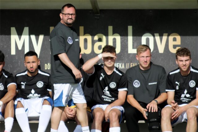 Die Mannschaft des FC Brünninghausen stellte sich vor Trainer Giovanni Schiattarella (M.).