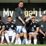 Die Mannschaft des FC Brünninghausen stellte sich vor Trainer Giovanni Schiattarella (M.).
