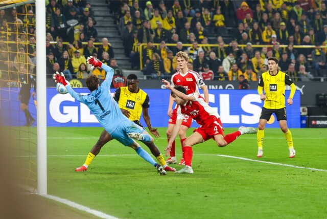 Serhou Guirassy köpft den Ball ins Tor.