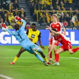 Serhou Guirassy köpft den Ball ins Tor.