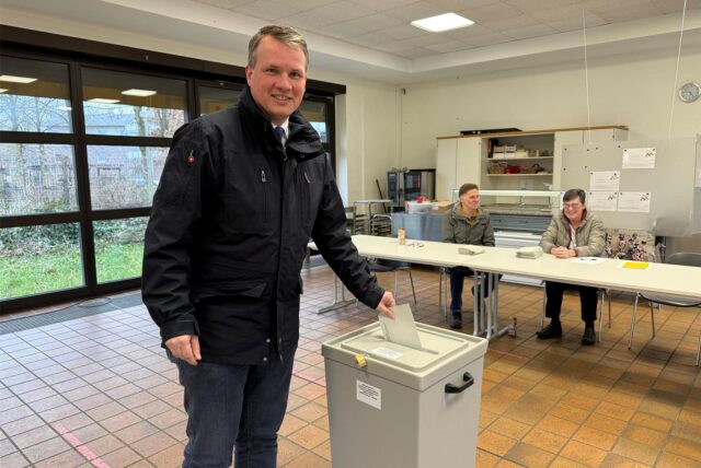 Tobias Stockhoff wirft seinen Stimmzettel in eine Wahlurne