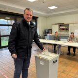 Tobias Stockhoff wirft seinen Stimmzettel in eine Wahlurne