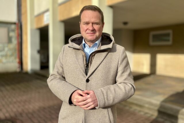 Frank Schwabe vor dem Wahllokal „Café Pause“ in Castrop-Rauxel. Dort gab er am Tag der Bundestagswahl seine Stimme ab.