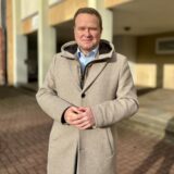 Frank Schwabe vor dem Wahllokal „Café Pause“ in Castrop-Rauxel. Dort gab er am Tag der Bundestagswahl seine Stimme ab.