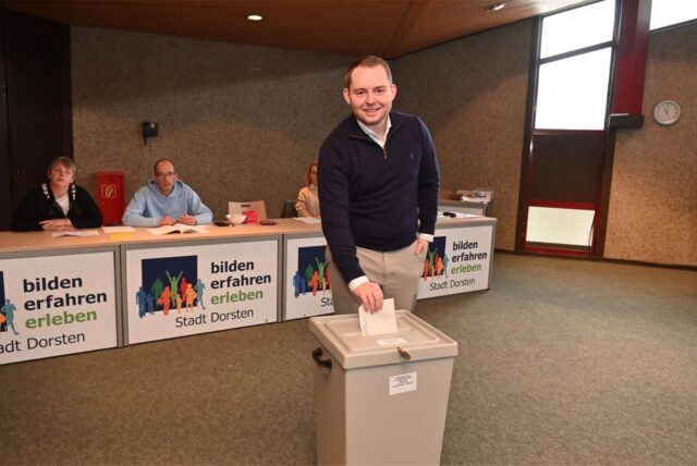 Nicklas Kappe mit Stimmzettel an der Wahlurne