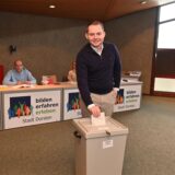 Nicklas Kappe mit Stimmzettel an der Wahlurne