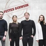 Tobias Schwieger, Lesley-Ann Eisenhard, Jan-Hendrik Kroll und Arikia Orbán spielen bei „Fettes Schwein“ die Hauptrollen.