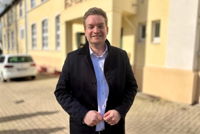 Michael Breilmann besuchte um die Mittagszeit das Wahllokal in der Elisabethschule in Castrop-Rauxel.