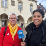 Ulrike Doebler Sprecherin des Aktionsbündnis „Zusammenhalte(r)n für Demokratie“ steht mit Reporterin Janina Preuß vor dem alten Rathaus in Haltern am See.