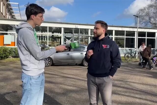 RZ-Reporter Valentin Schneider (l.) im Gespräch mit einem jungen Recklinghäuser, der am Sonntag (23.2.) erstmals an einer Wahl teilgenommen hat.