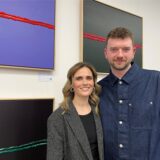 Verena Joist und Jan Baumeister vor abstrakter Kunst