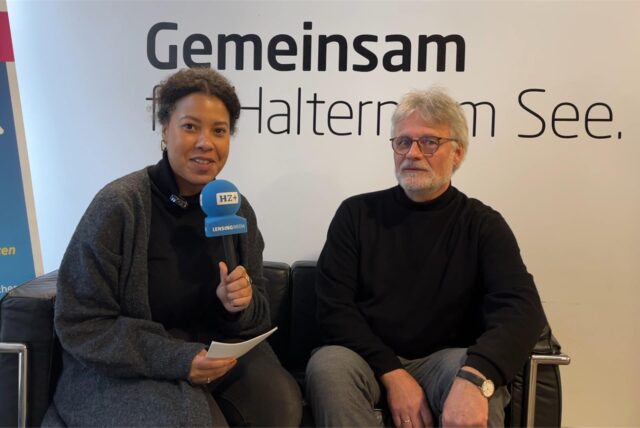 Reporterin Janina Preuß sitzt mit Wahlleiter Michael Schindler im Rathaus auf einer Couch.