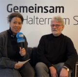 Reporterin Janina Preuß sitzt mit Wahlleiter Michael Schindler im Rathaus auf einer Couch.