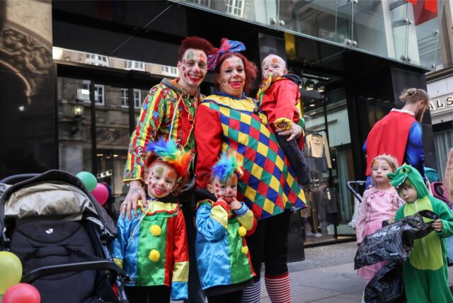Eine ganze Clowns-Familie beim Umzug des Kinderkarnevals in der Dortmunder Innenstadt