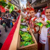 Das Kinderprinzenpaar der Session 2024/2024, Tom I. und Mia I., schmissen zum Kinderkarnevalsumzug reichlich Kamelle vom Umzugswagen.