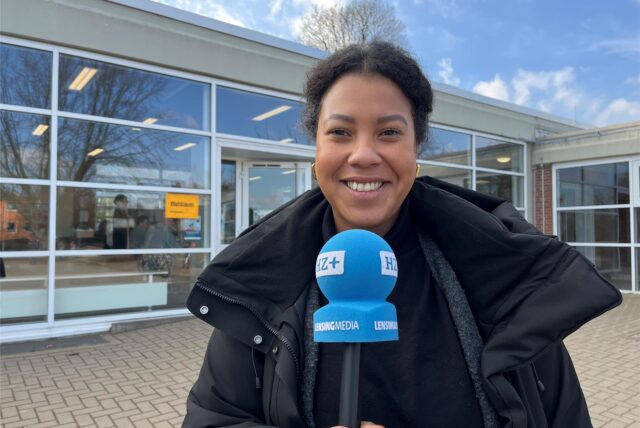 Reporterin Janina Preuß steht vor dem größten Wahllokal in Haltern, vor der Silverbergschule.