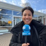 Reporterin Janina Preuß steht vor dem größten Wahllokal in Haltern, vor der Silverbergschule.