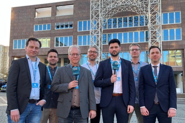 Unser Team für Sie posiert vor dem Rathaus Dortmund  (v.l.n.r.): Björn Althoff, Martin Bytomski, Oliver Volmerich, Thomas Thiel, Lukas Wittland, Tim Ruben Weimer, Bastian Pietsch.