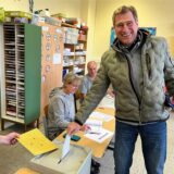 Rainer Vierhaus steckt seinen Wahlzettel bei der Bundestagswahl 2025 in Haltern in die Urne.