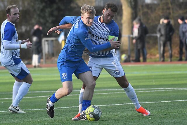 Der SV Wacker Obercastrop (blaues Trikot) mit Jonas Pöhlker schließt auf den Tabellenführer auf. Der FC Brünninghausen ist nicht angetreten.