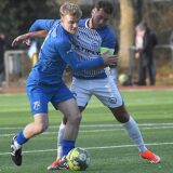 Der SV Wacker Obercastrop (blaues Trikot) mit Jonas Pöhlker schließt auf den Tabellenführer auf. Der FC Brünninghausen ist nicht angetreten.