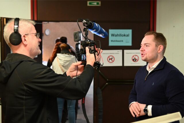 Nicklas Kappe (CDU) gibt ein Fernsehinterview