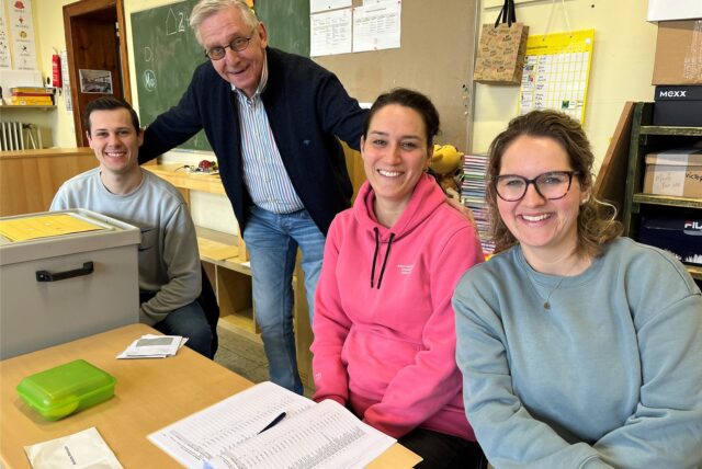 Wahlhelferinnen und Wahlhelfer im Wahlbüro Lippramsdorf