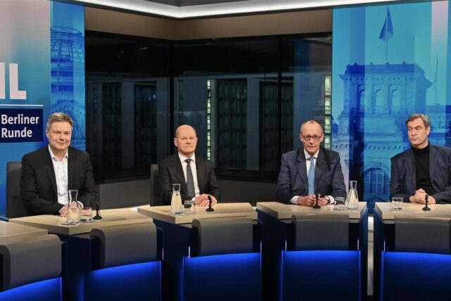 Bundeswirtschaftsminister und Kanzlerkandidat von Bündnis 90/Die Grünen, Robert Habeck (l-r), Bundeskanzler Olaf Scholz (SPD) , Friedrich Merz (CDU), Parteivorsitzender und Kanzlerkandidat, Bayerns Ministerpräsident und CSU-Vorsitzender Markus Söder, nehmen an der „Berliner Runde“ von ARD und ZDF teil.