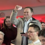 Frank Schwabe in Siegerpose inmitten von SPD-Freunden.