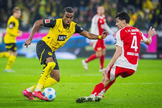 Carney Chukwuemeka läuft mit dem Ball.