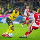 Carney Chukwuemeka läuft mit dem Ball.