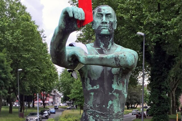 Der Bergmann im Ickerner Kreisel: Auf diesem Archivbild von 2016 zeigte er die Rote Karte. Am Tag der Bundestagswahl 2025 trug er Nazi-Kluft und Hakenkreuz-Armbinde.