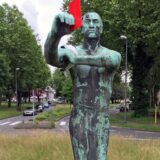 Der Bergmann im Ickerner Kreisel: Auf diesem Archivbild von 2016 zeigte er die Rote Karte. Am Tag der Bundestagswahl 2025 trug er Nazi-Kluft und Hakenkreuz-Armbinde.
