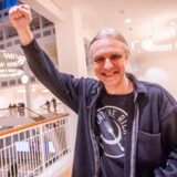 Utz Kowalsewski von der Linken jubelt über das Wahlergebnis seiner Partei.