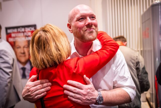 Die Dortmunder Bundestagsabgeordneten Jens Peick und Sabine Poschmann umarmen sich